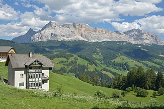 Der Heiligkreuzkofel in der Bildmitte vom Gadertal bei Pedratsches aus gesehen, links der Neuner und der Zehner, rechts der Piz Lavarela