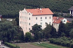 Sarnfeld mit Nebengebäuden und Garten