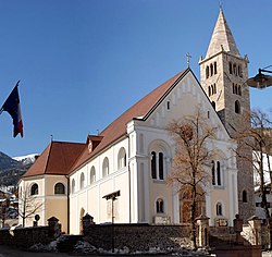 Pfarrkirche Mariä Himmelfahrt mit Friedhof