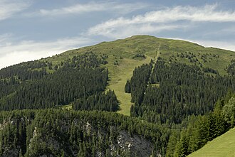 Der Sattelberg von Nordosten; darunter die Trasse des ehemaligen Gipfellifts (rechts) und der Skipiste (links)