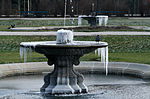 Zwei Zierbrunnen im Parterre vor dem Palmenhaus