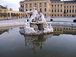 Zwei Zierbrunnen im Ehrenhof