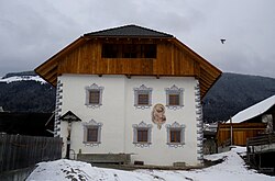 Schöpfer mit Kornkasten und Backofen