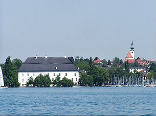 Schörfling mit dem Schloss Kammer im Vordergrund