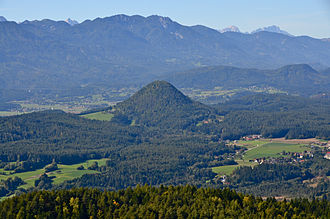 Der Kathreinkogel vor den Karawanken.