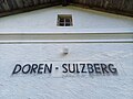 Bahnhofsschild, unter der letzten Aufschrift scheint der ursprüngliche Name Doren durch