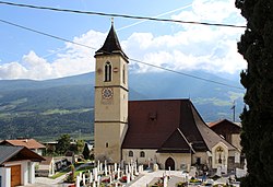 Pfarrkirche St. Johannes der Täufer mit Friedhof in Kortsch