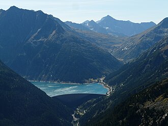 Schlegeisspeicher mit Zamser Grund (rechts) und Pfitscher Joch, darüber die Grabspitze