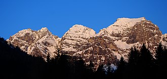 Riepenwand (Bildmitte) von Nordosten. Links Schlicker Seespitze, rechts Große Ochsenwand