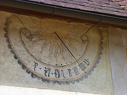 Sonnenuhr im Innenhof