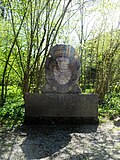 Wappenstein im Garten von Schloss Söllheim