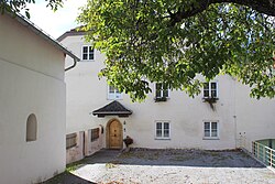 Pfarrwidum mit Vorplatz