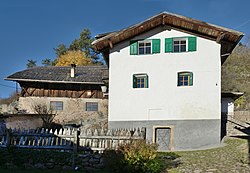 Schoberstein mit Wirtschaftsgebäude