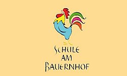 Das Logo zeigt einen bunten Hahn und den schwarzen Schriftzug „Schule am Bauernhof“ auf orangem Hintergrund.