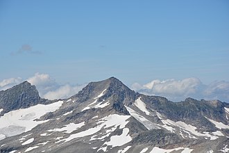 Der Kratzenberg (Bildmitte) mit dem davor liegenden Seekopf und dem Schwarzkopf (links)