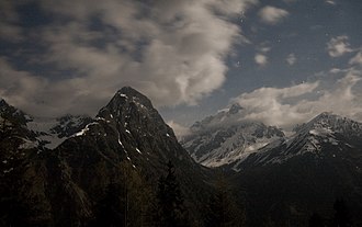 Schweikert (links, dunkel) von der Langetsbergalm bei Vollmond und 20 Sekunden Belichtung