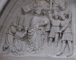 Darstellung des Hostienwunders von Seefeld in Tirol auf dem Portal der Wallfahrtskirche St. Oswald