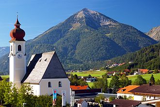 Ortskern mit Pfarrkirche Richtung Seekarspitze
