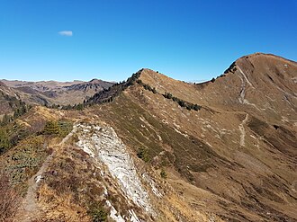 Blick zurück auf dem Weg zur Löffelspitze über das Serajöchle zum Seraspitz. Rechts daneben am Bildrand das Pfrondhorn