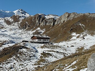 Die Sesvennahütte, links der Piz Rims