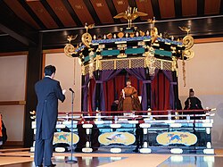 Premierminister Shinzō Abe (links) bei der Verlesung seiner Glückwünsche zu Naruhitos Inthronisierung am 22. Oktober 2019