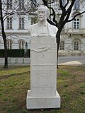 Marcus-Denkmal vor der Wiener Technischen Universität. Die Bezeichnung „Erfinder des Automobils 1864“ bezieht sich auf den ersten Marcus-Wagen, der allerdings von 1870 stammt, und war schon bei der Errichtung des Denkmals im Jahr 1931 umstritten.