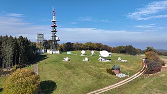 Gipfelareal mit Sendetürmen, Parabolspiegeln und Sternwarte