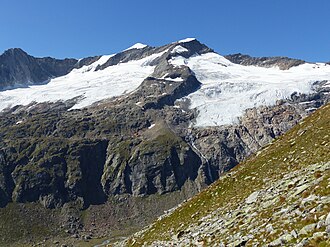 Links der Mitte: Westliche Simonyspitze mit Simonykees. Rechts der Mitte: Östliche Simonyspitze mit Maurerkees