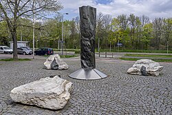 Stele und 3 Metallskulpturen an Findlingen