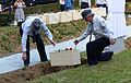 Vertreter des Burgenländischen Kameradschaftsbundes bei der Beisetzung von Särgen exhumierter sowjetischer Gefallener.