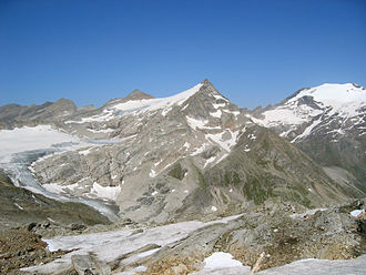 Blick von Osten auf den Hohen Sonnblick (Bildmitte). Rechts der Hocharn. Juli 2007