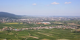 Im Vordergrund Sooß, in der Bildmitte der Gebäudekomplex der ehemaligen Martinek-Kaserne und im Hintergrund Baden bei Wien