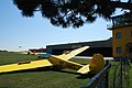 Segelflugzeuge und Hangars auf dem Flugplatz Spitzerberg