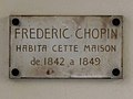 Gedenktafel an Chopins Wohnung am Square d’Orléans: „Frédéric Chopin bewohnte dieses Haus von 1842 bis 1849“. Die Tafel wurde am 26. Oktober 1919 von der Société Chopin in Paris nach einer Initiative von Édouard Ganche angebracht.