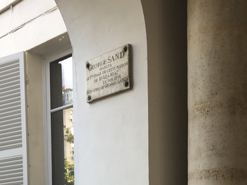 Gedenktafel an George Sands Wohnung am Square d’Orléans: „George Sand bewohnte die 1. Etage dieses Hauses von 1842 bis 1847. Die Gesellschaft (Die Freunde George Sands).“