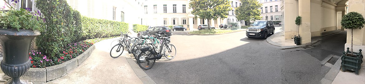 Paris, Square d’Orléans (Panoramabild). Rechts im Eingangsbereich (Nr. 9) Chopins Wohnung, links hinter den Bäumen (Nr. 5) die Wohnung von George Sand.