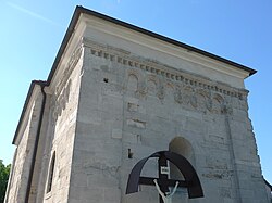 romanischer Bogenfries an der Apsis
