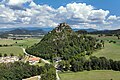 Die weithin sichtbare Burg auf einem rund 160 m hohen freistehenden Felskegel