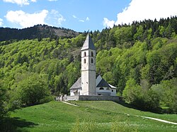 Pfarrkirche St. Leonhard mit Friedhof in Unterfennberg