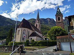St. Nikolaus mit Glockenturm und Kirchhof in St. Nikolaus
