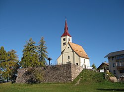Pfarrkirche St. Peter mit Friedhof in Petersberg
