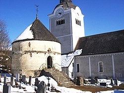 Karner mit Kirche im Hintergrund