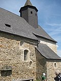 Romanische Fenster, die von gotischen Bauteilen überblendet werden