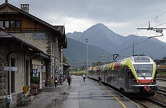 Stadler Flirt vor dem Aufnahmsgebäude