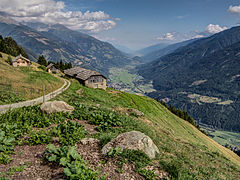 Verlauf bei Obervellach Blick Richtung Südosten ins Drautal, links an der Talflanke im Drautal die Tauernbahn erkennbar