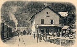 Station Ivan mit dem Portal des 648 Meter langen Ivan-Tunnels im Hintergrund.
