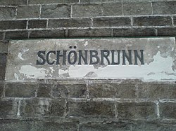 Historisches Sta­tions­schild an der Wien­tal­linie
