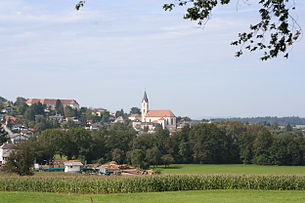 Blick auf Kirche und Schule von Steinakirchen; vom Fuße des Lonitzberges aus gesehen