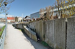 Steinmauer beim Pensionistenheim in Wilhelmsburg