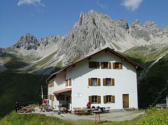 Steinseehütte von Südosten. Dahinter Hinterer Gufelkopf, Steinkarspitze, Parzinntürme und Spiehlerturm
